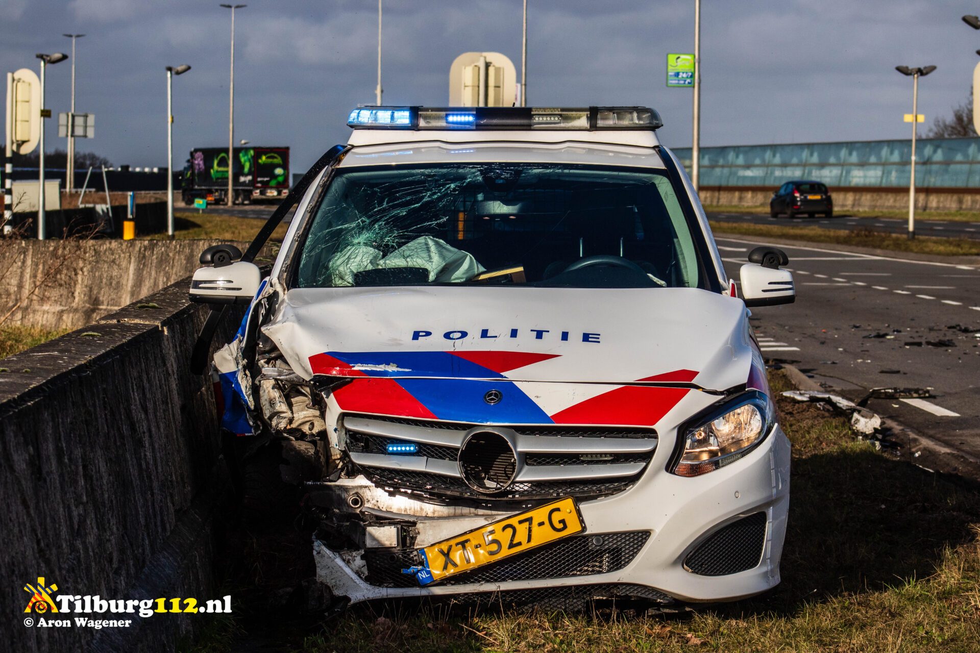 Dienstvoertuig en personenauto botsen op kruising