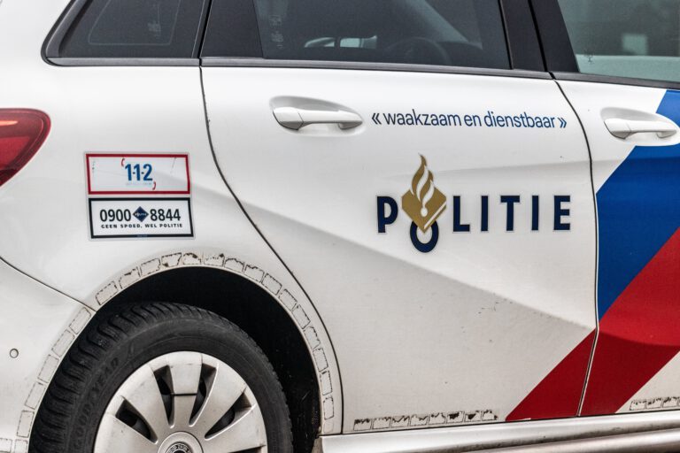 Explosie bij woning, voordeur zwaar beschadigd Sneekstraat Tilburg