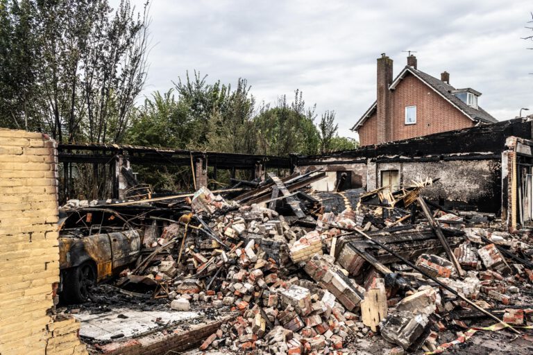 Grote ravage dag na grote brand in leegstaand pand Ringbaan Oost Tilburg