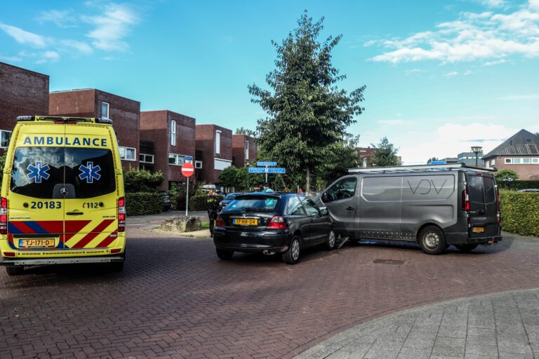 Bestelbus en personenauto botsen op elkaar Hoge Wal Goirle