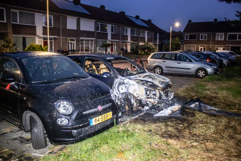 Auto’s zwaar beschadigd na nachtelijke brand Cinnaberhof Tilburg