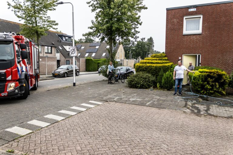 Buurtbewoners helpen ouder echtpaar met blussen van brand in heg Keldonkstraat Tilburg