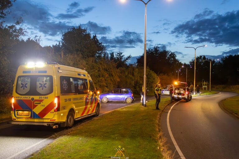 Personenauto vliegt uit bocht en raakt beschadigd Huibevendreef Tilburg