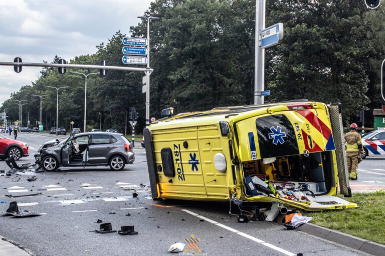 Ambulance kantelt na ongeval met personenauto, 3 personen raken gewond Dongenseweg Tilburg