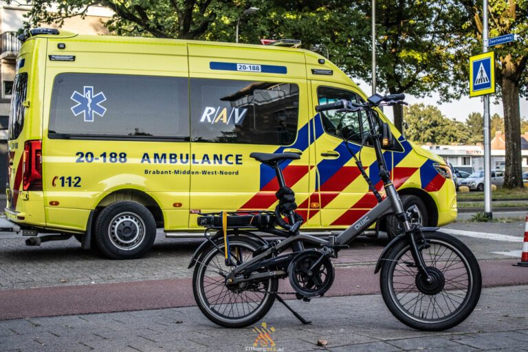 E-bike botst op personenauto, fietser gewond Baden Powelllaan Tilburg