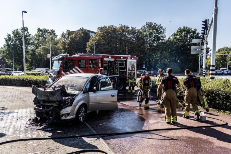 Auto vliegt in brand voor stoplicht Hart van Brabantlaan Tilburg