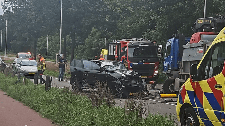 Veel schade na ongeval tussen vrachtwagen en personenauto Burgemeester Baron van Voorst tot Voorstweg Tilburg