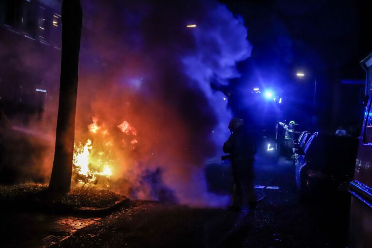 Personenauto gaat in vlammen op na brandstichting Cor Wortelstraat Tilburg