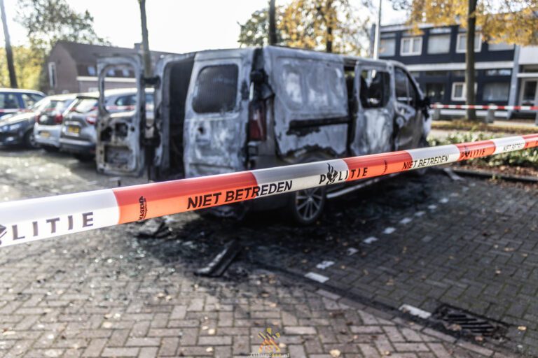 Bestelbus brand compleet uit, politie vermoed brandstichting Visserijplein Tilburg