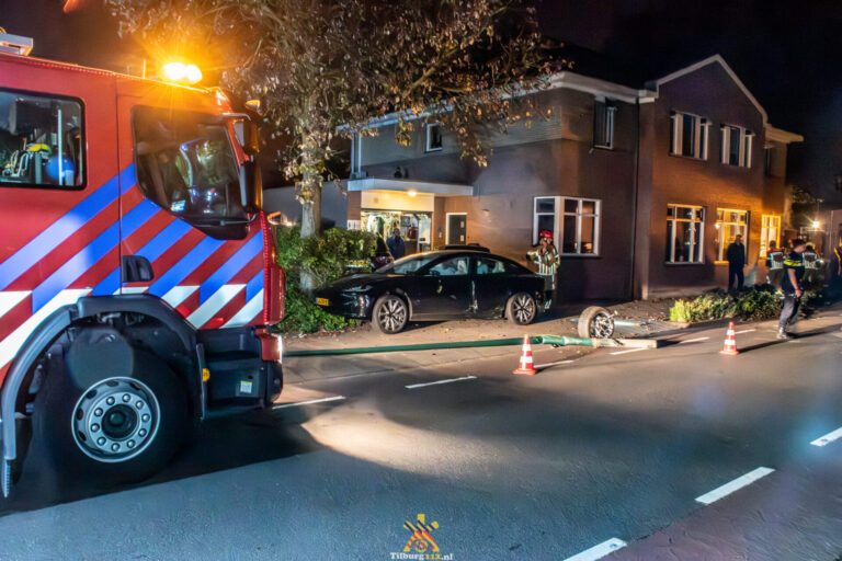 Automobilist aangehouden na crash tegen woning Hoge Ham Dongen