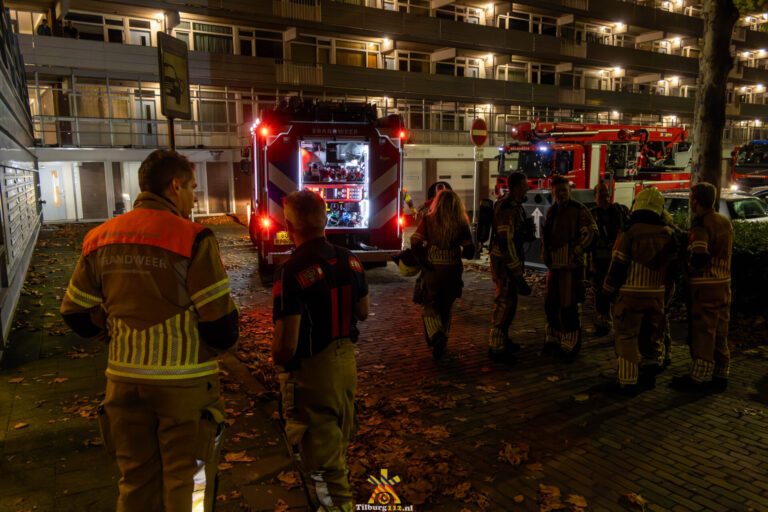 Brand in keuken appartement, bewoner ademt rook in Bachlaan Tilburg