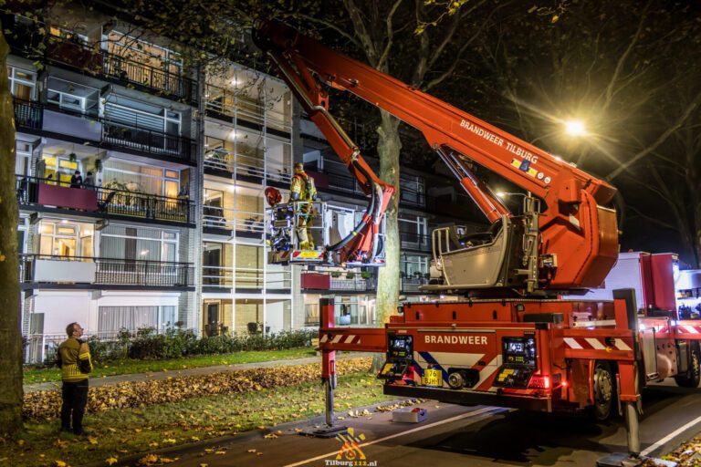 Hond sluit bewoners buiten op balkon, brandweer schiet te hulp Reinevaartstraat Tilburg