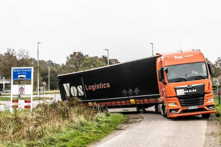 Vrachtwagen rijdt zich vast Dijkstraat Berkel-Enschot