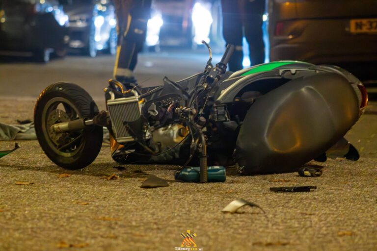 Scooter en auto botsen op kruispunt, scooterrijder ernstig gewond Hindeloopenstraat Tilburg