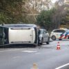 Bestuurder verliest controle: auto kantelt na bocht op Huibevendreef Tilburg