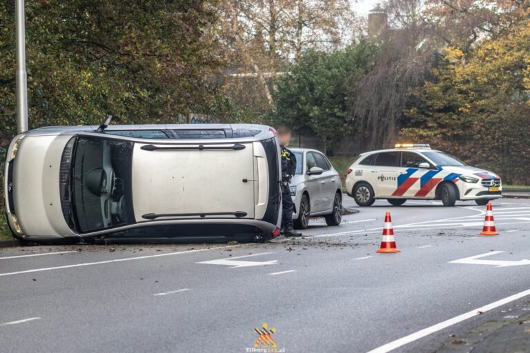 Bestuurder verliest controle: auto kantelt na bocht op Huibevendreef Tilburg