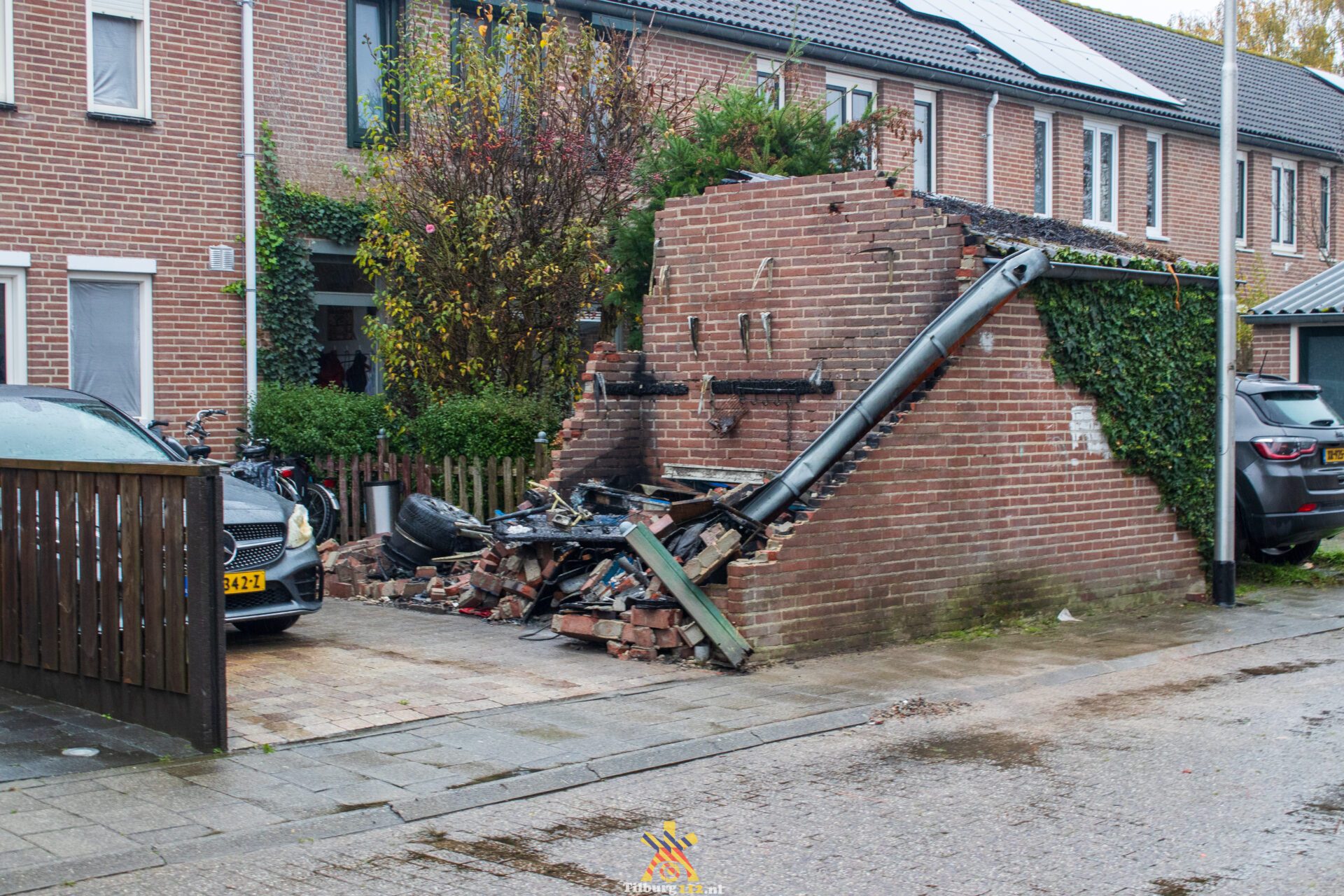 Explosie tijdens brand in schuurtje, brandweer ontdekt asbest Beilenstraat Tilburg