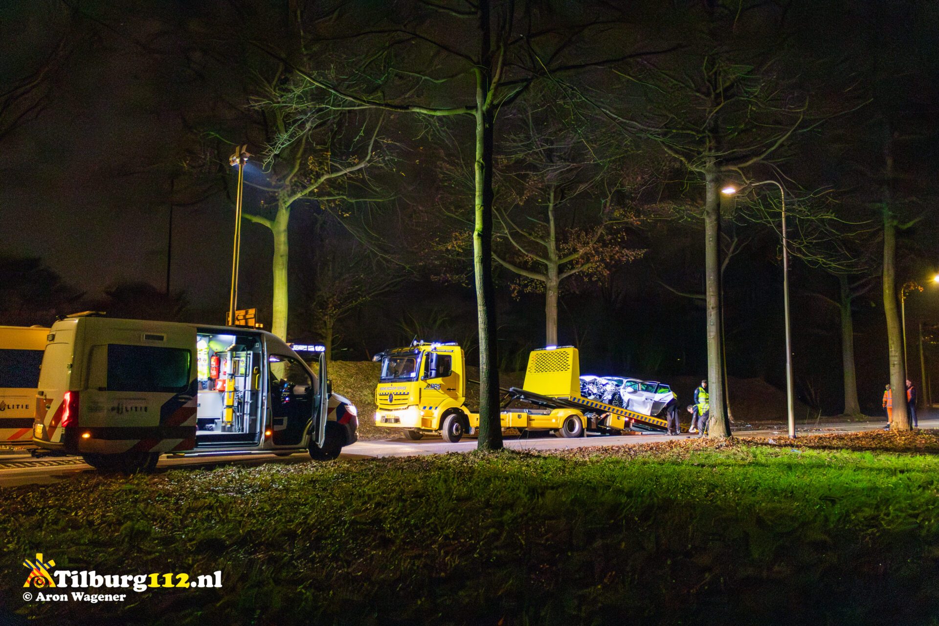 Automobilist zwaargewond bij botsing tegen boom Moersedreef Tilburg