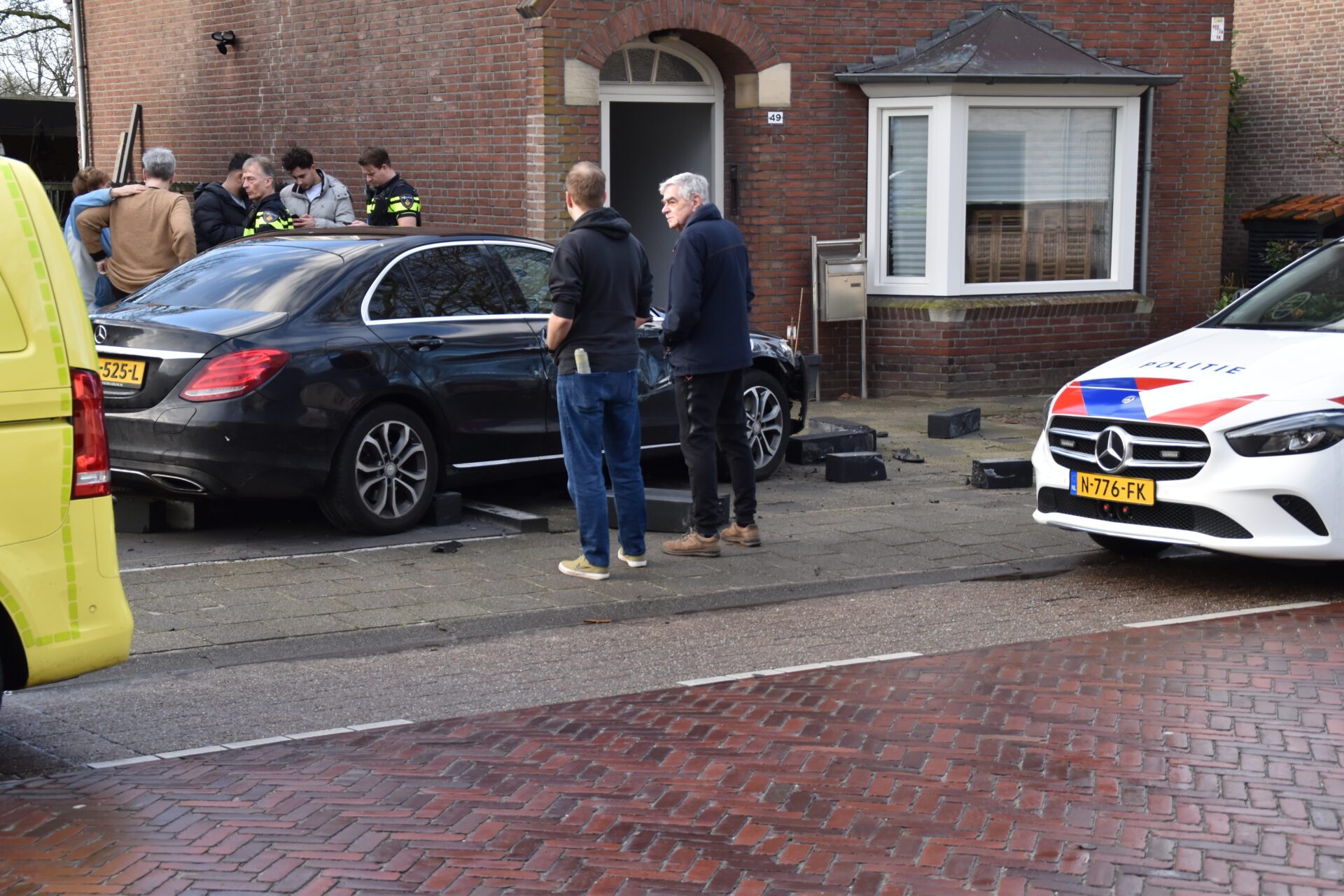 Automobilist eindigt in voortuin van woning