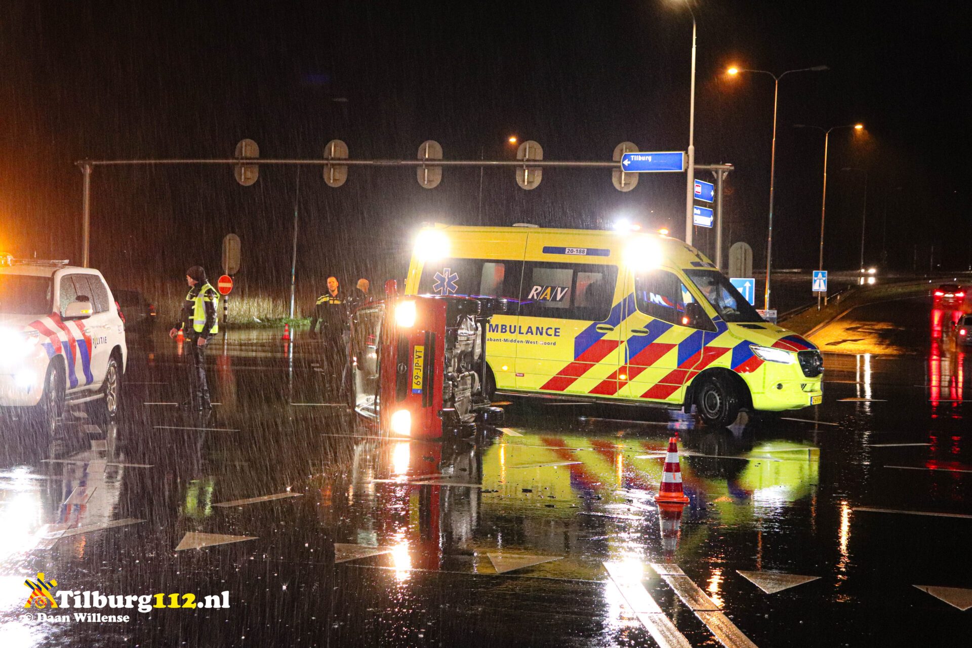 Gewonde nadat auto op zijkant belandt op kruising N269 Tilburg