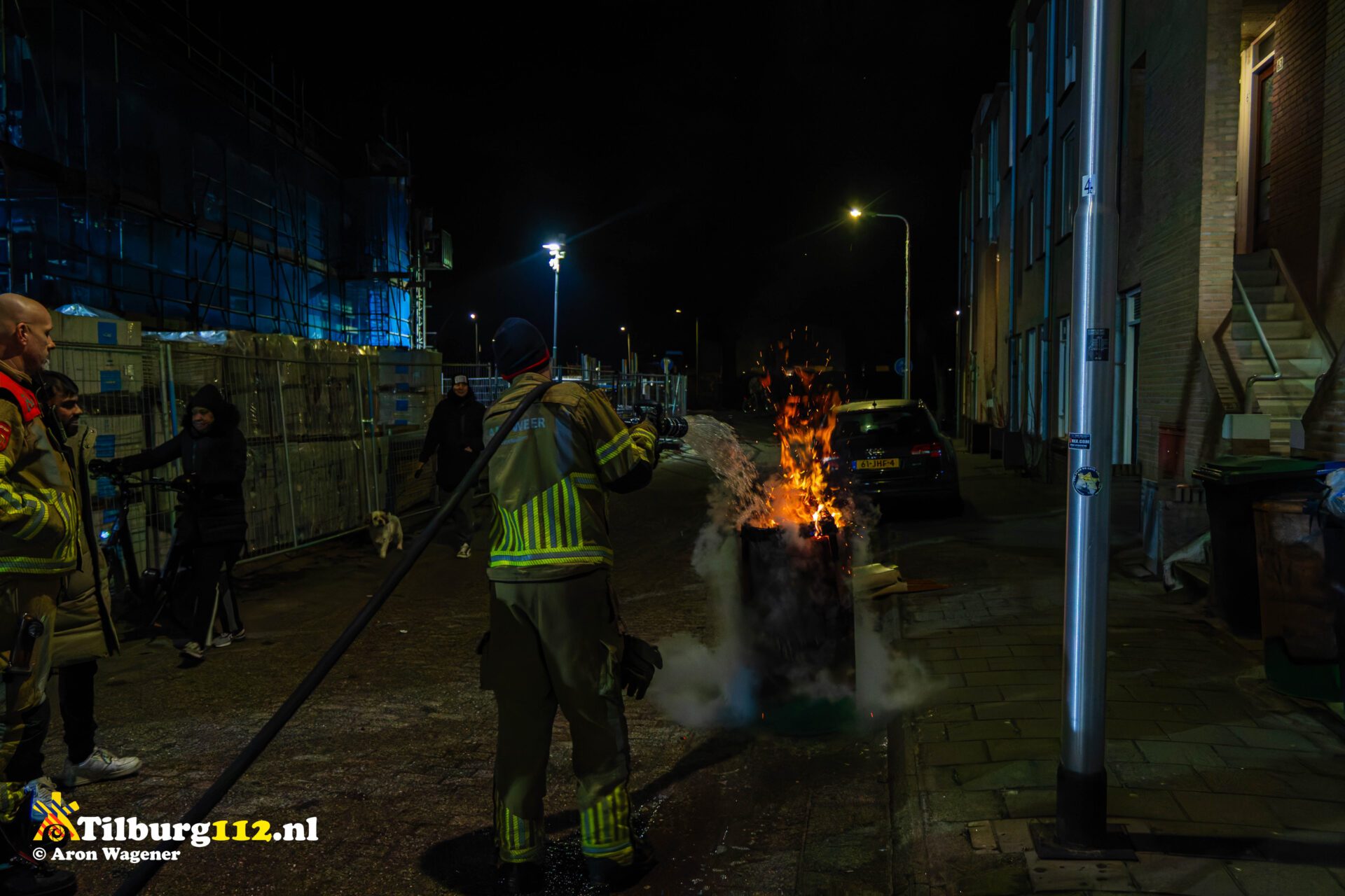 Brandweer blust brand in vuurkorf Bergeijkstraat Tilburg