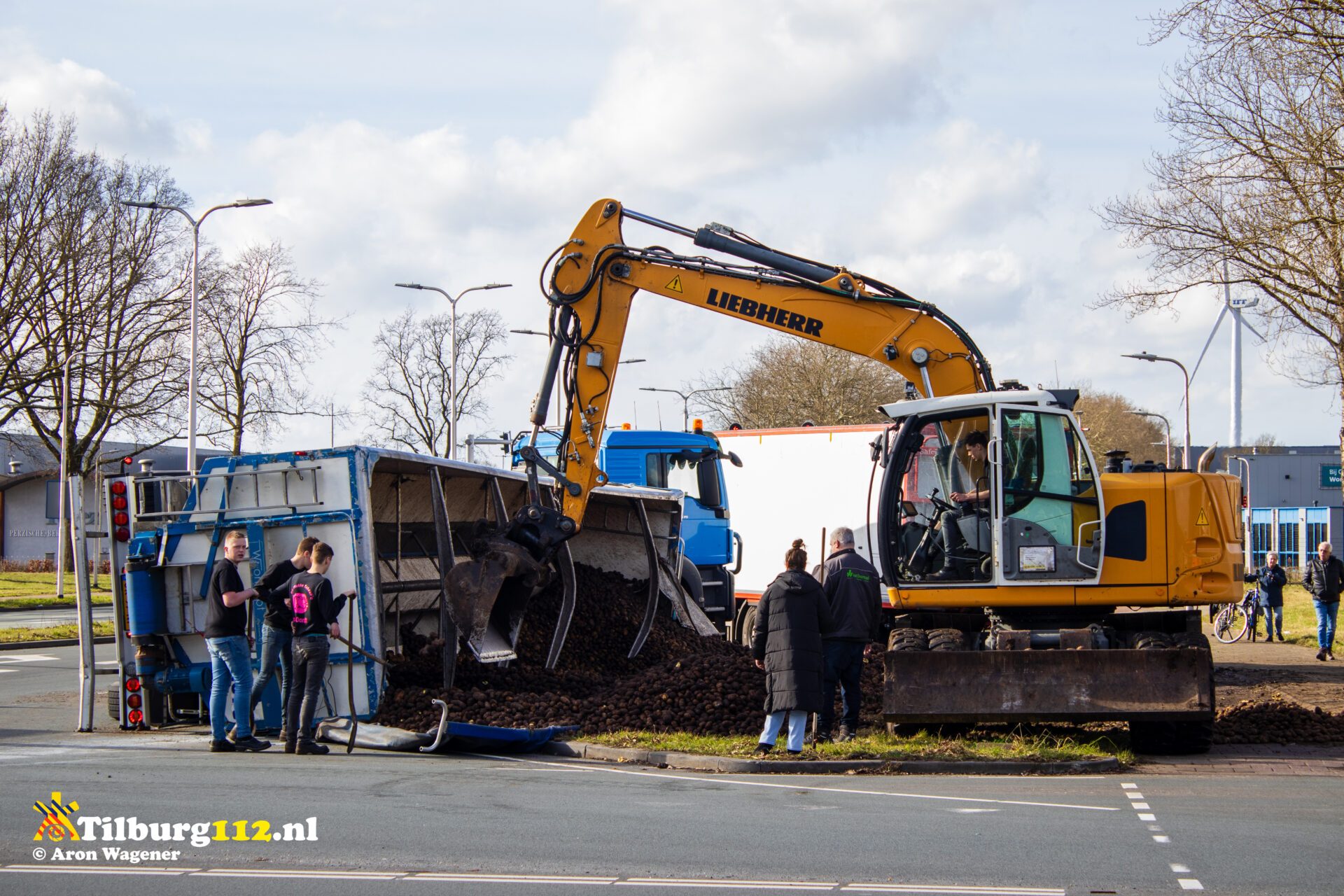 Trailer met aardappels gekanteld Zevenheuvelenweg Tilburg