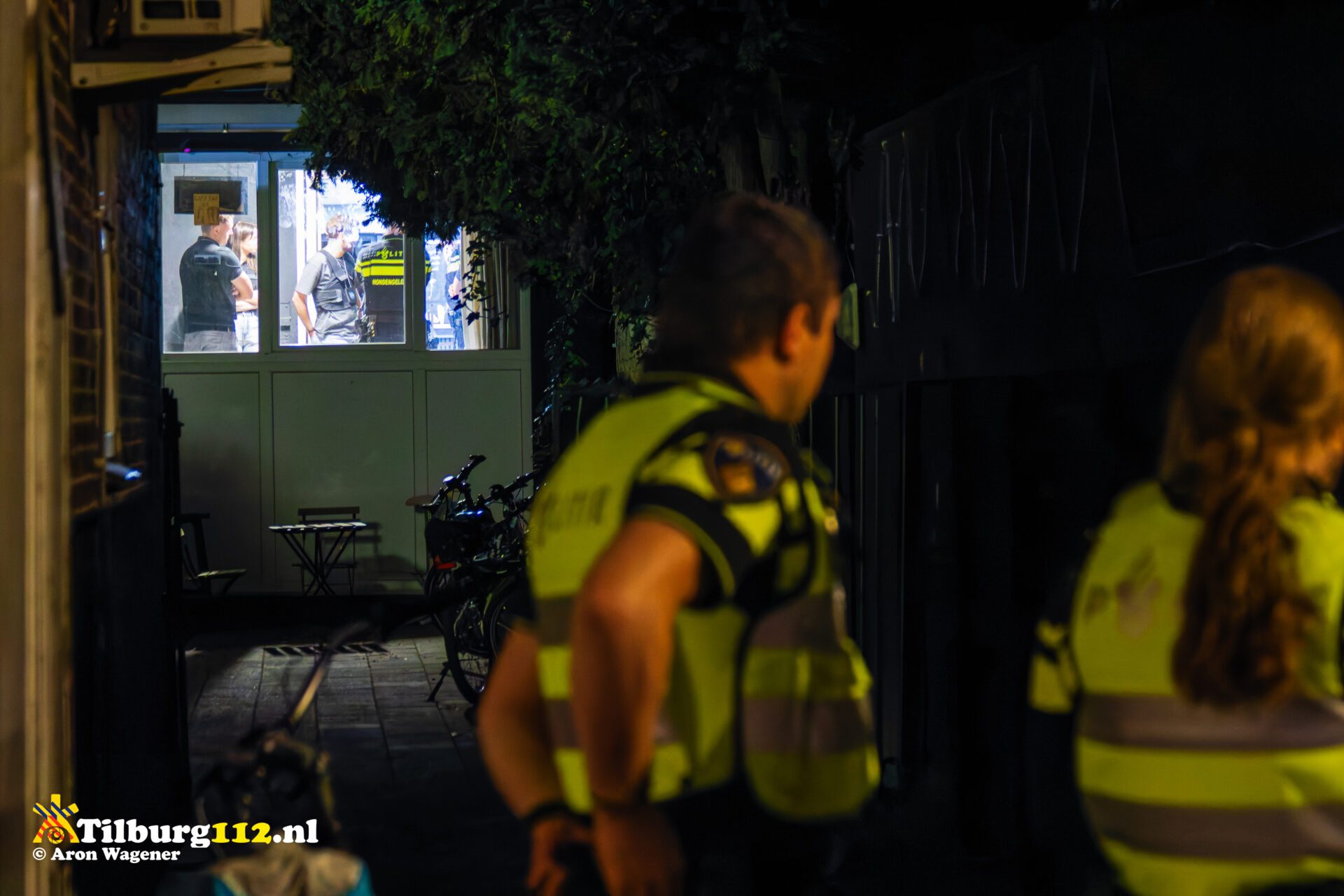 Arrestatieteam voert inval uit bij buurtcafé