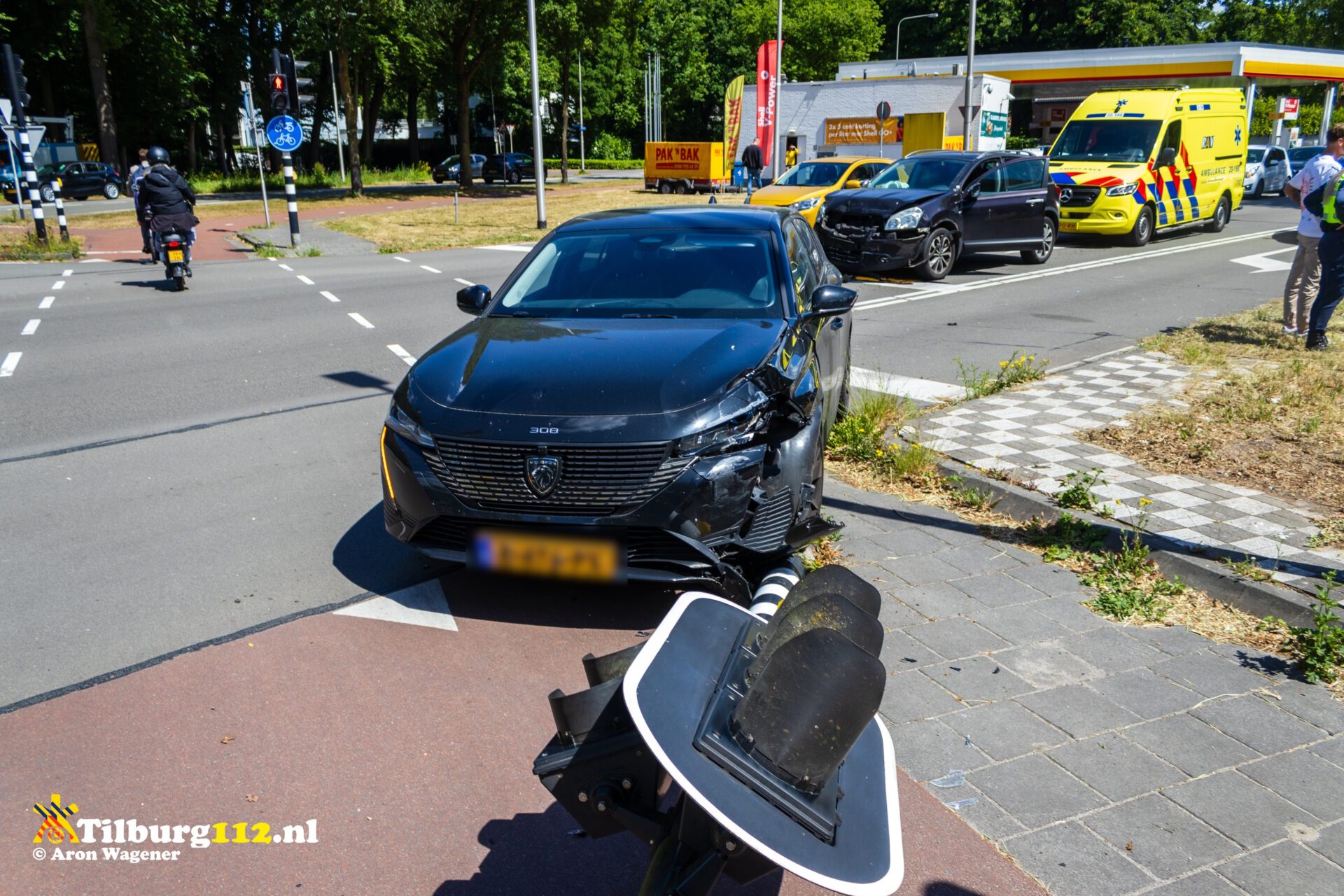 Auto ramt stoplicht na kop staart botsing Bredaseweg Tilburg