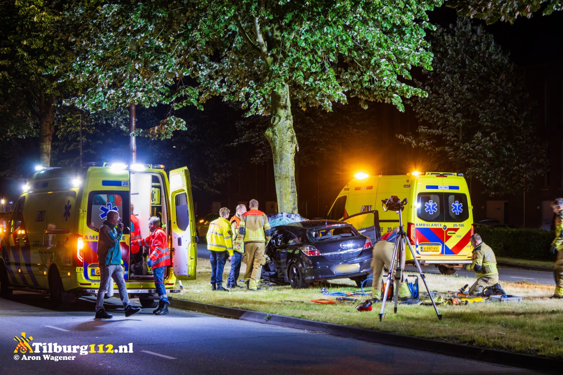 Bestuurder zwaargewond na botsing tegen boom Ringbaan Noord Tilburg