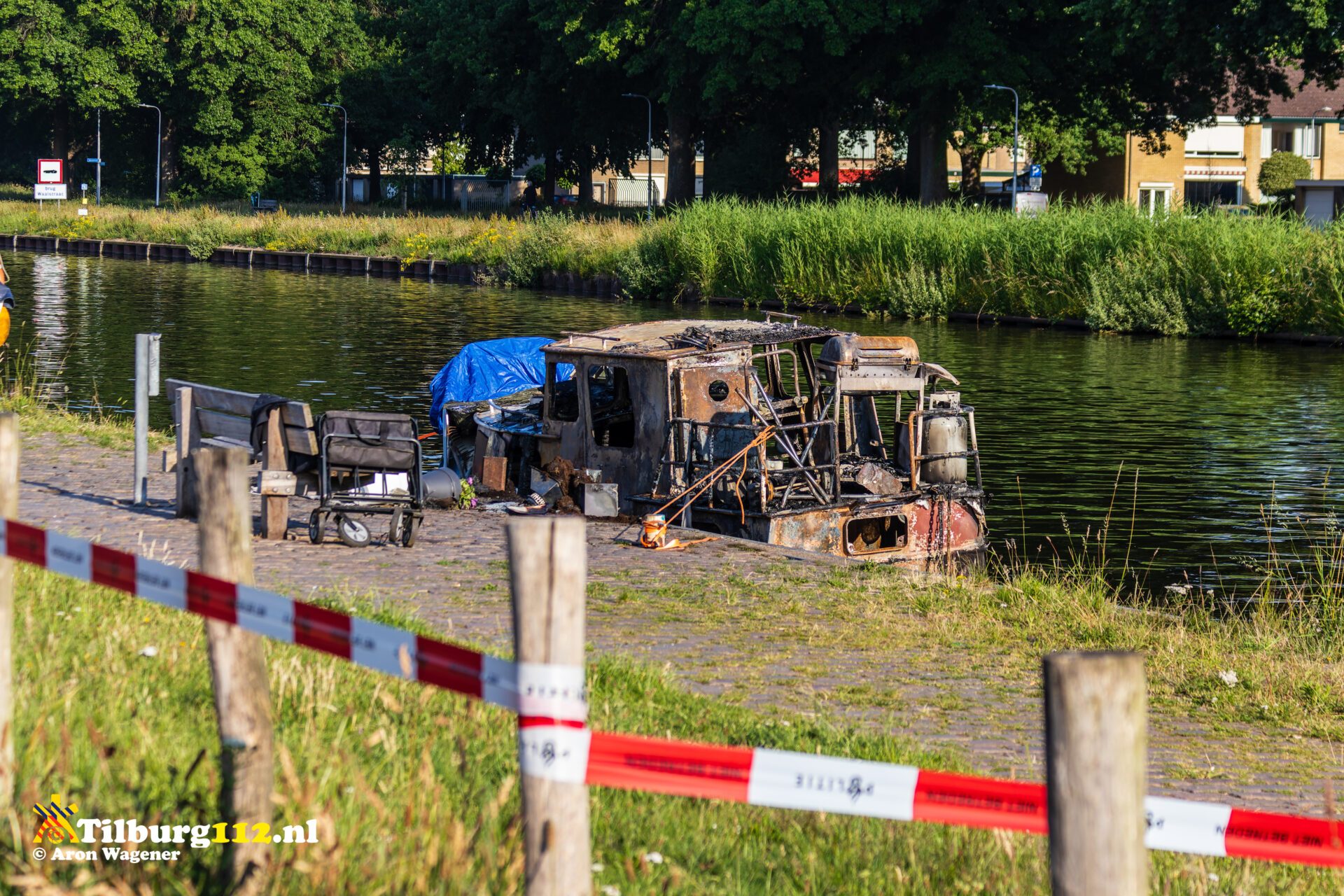 Dode bij brand op woonboot, brandstichting niet uitgesloten.