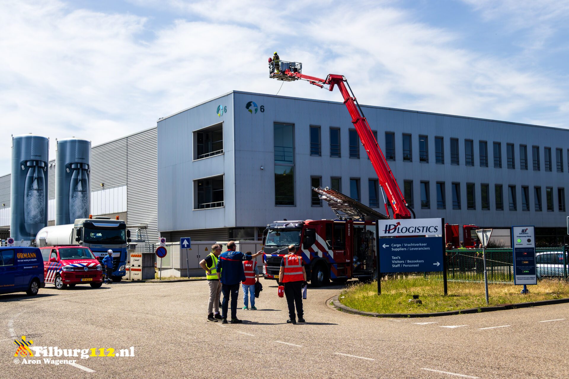 Brand op dak van bedrijfshal snel onder controle Dongenseweg Tilburg