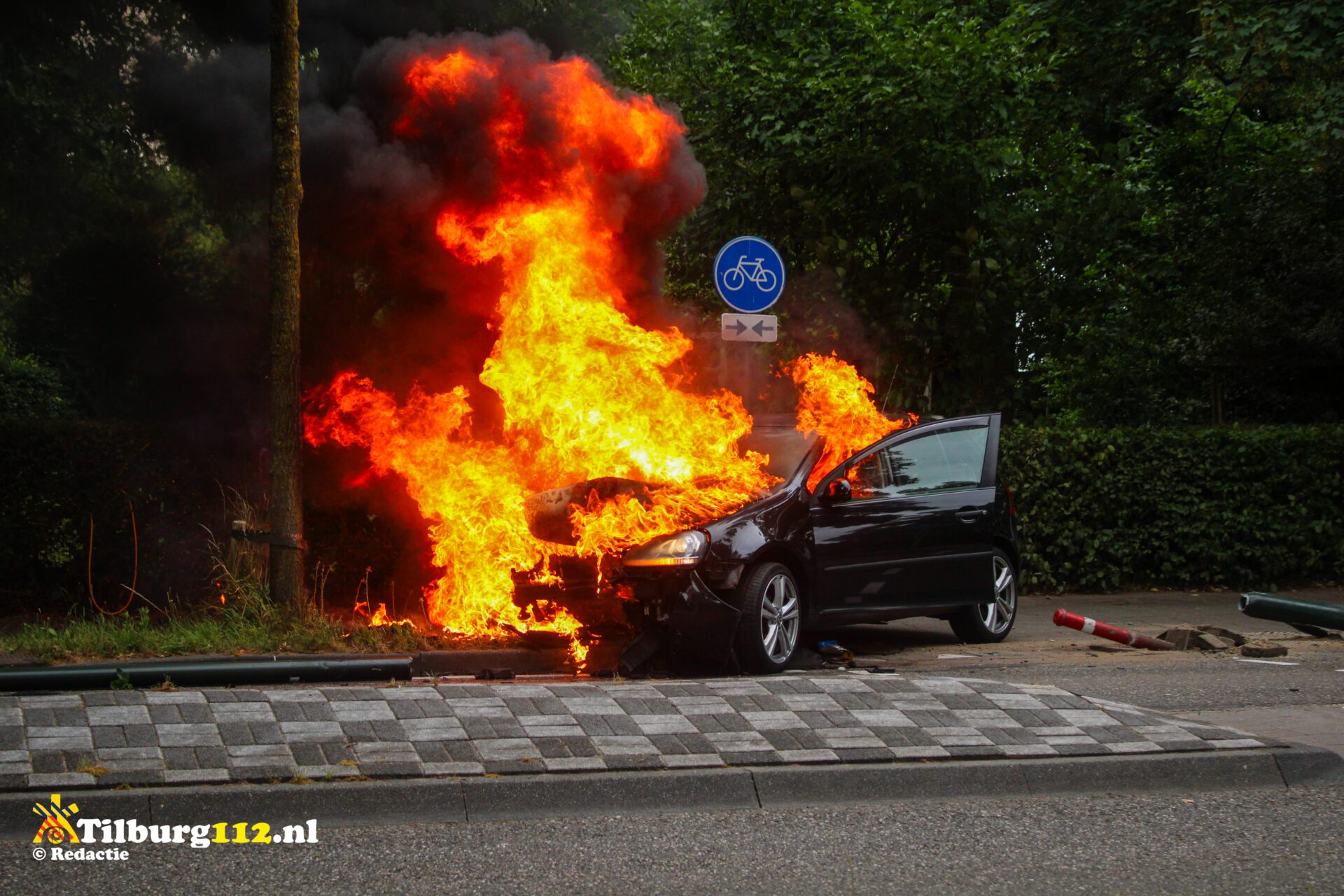 Auto vliegt in brand na botsing met boom op Abcovenseweg in Goirle