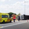Vrachtwagen met afval gekanteld op A58 bij Tilburg: lange files en wegafsluiting