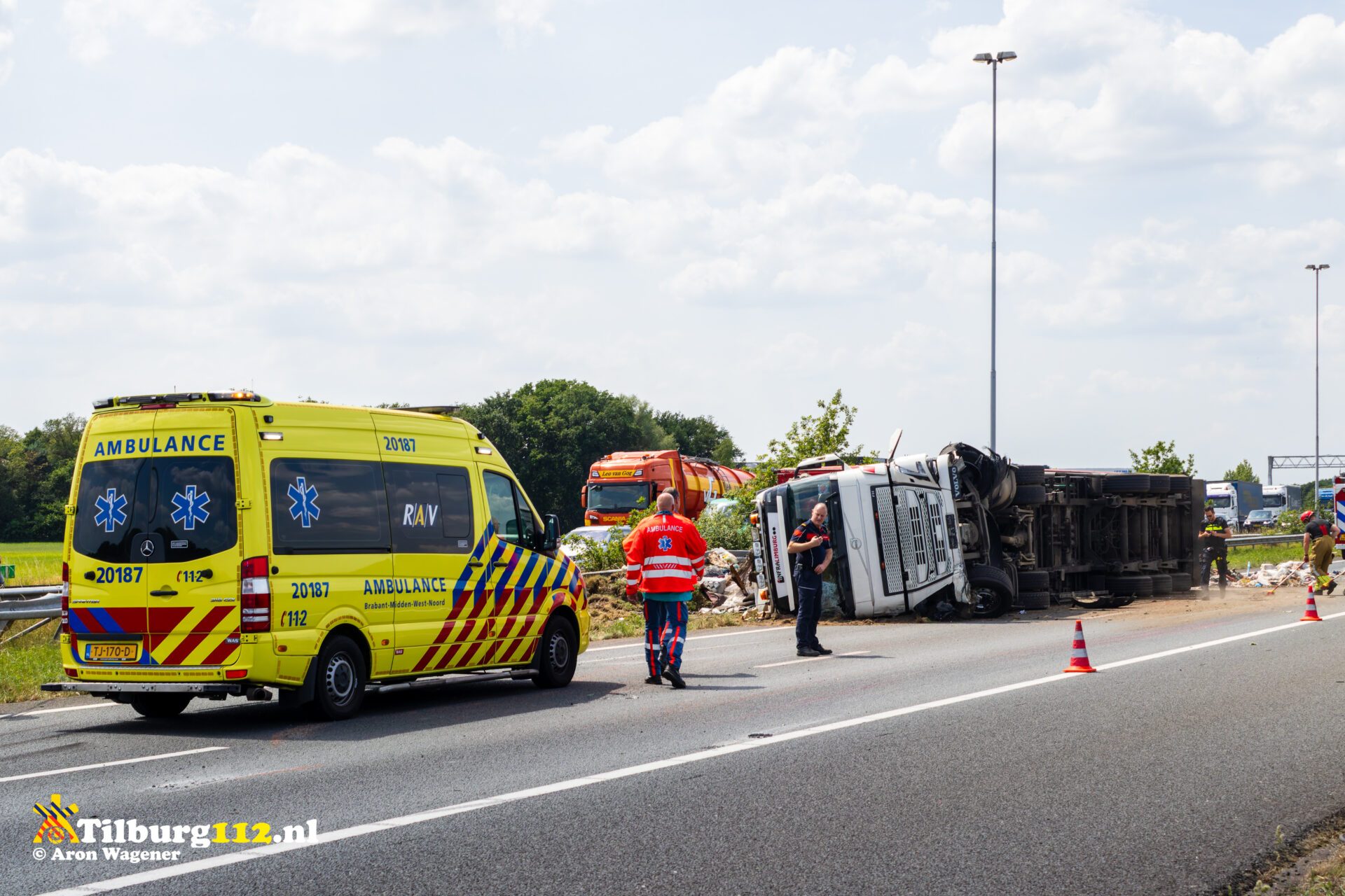 Vrachtwagen met afval gekanteld op A58 bij Tilburg: lange files en wegafsluiting