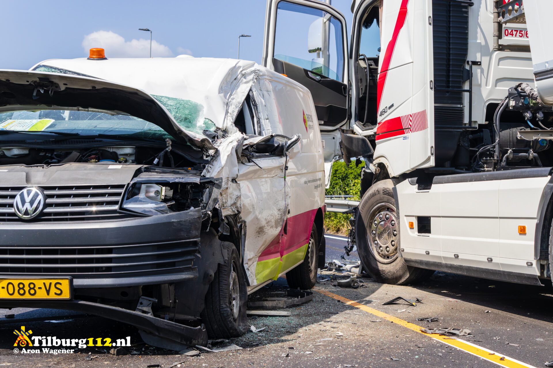 Bestuurder gewond bij ongeval tussen busje en vrachtwagen
