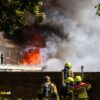 Brand in bijgebouw leidt tot explosies en flinke rookontwikkeling