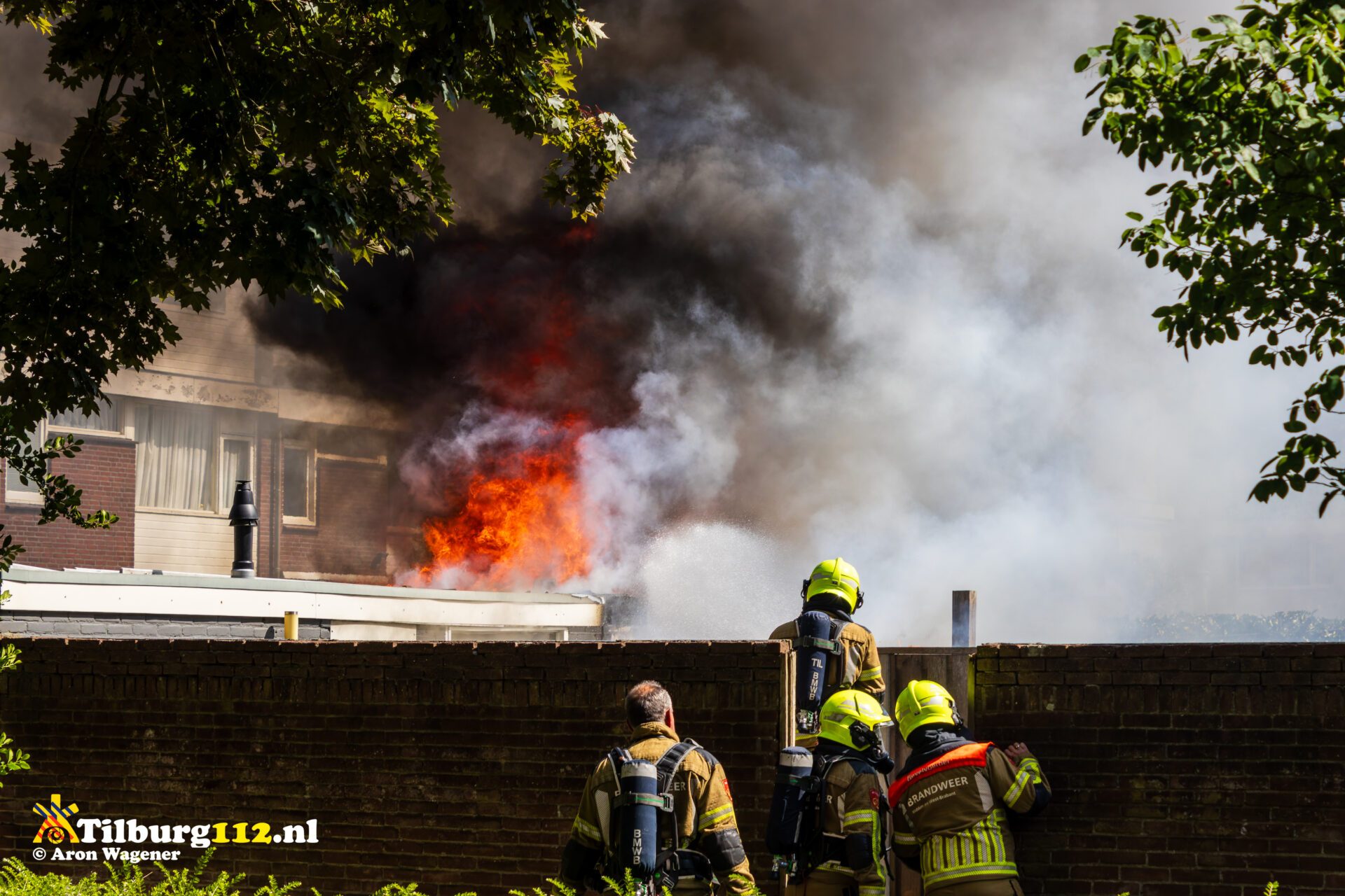 Brand in bijgebouw leidt tot explosies en flinke rookontwikkeling