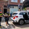 Agenten met getrokken wapens omsingelen huis na melding over vuurwapen