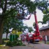 Brandweer verwijdert loshangende takken Dessinateurplein Tilburg