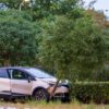 Automobilist wordt onwel achter stuur belandt op rotonde en klapt op boom