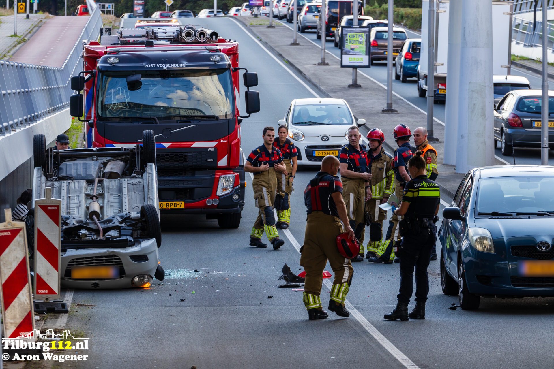 Auto botst achterop voertuig en beland op zijn dak Reeshofweg Tilburg