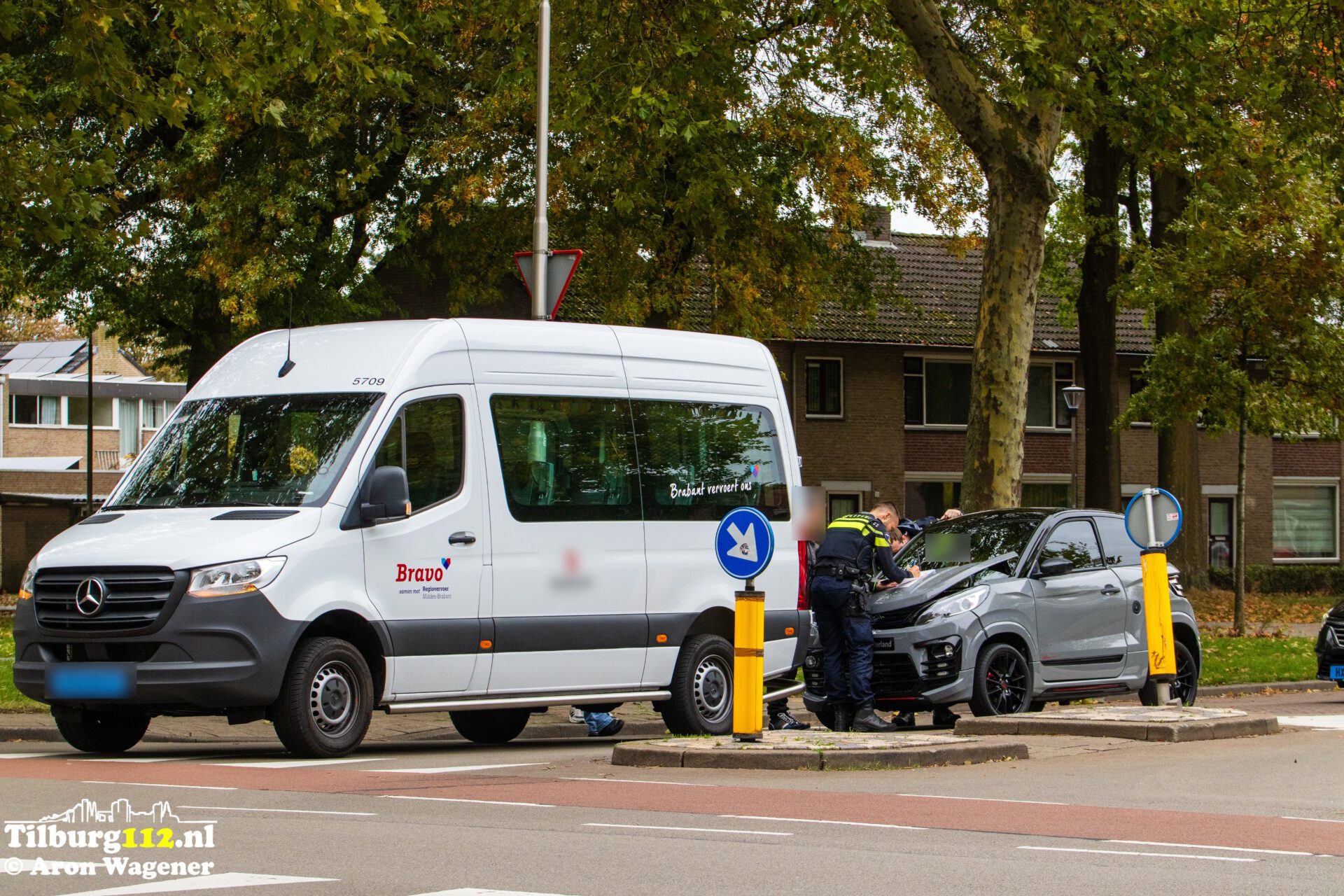 Microcar botst achterop taxibus Vlierlaan Tilburg