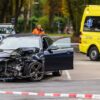 Auto botst tegen trein, man gewond Zwartvenseweg Tilburg