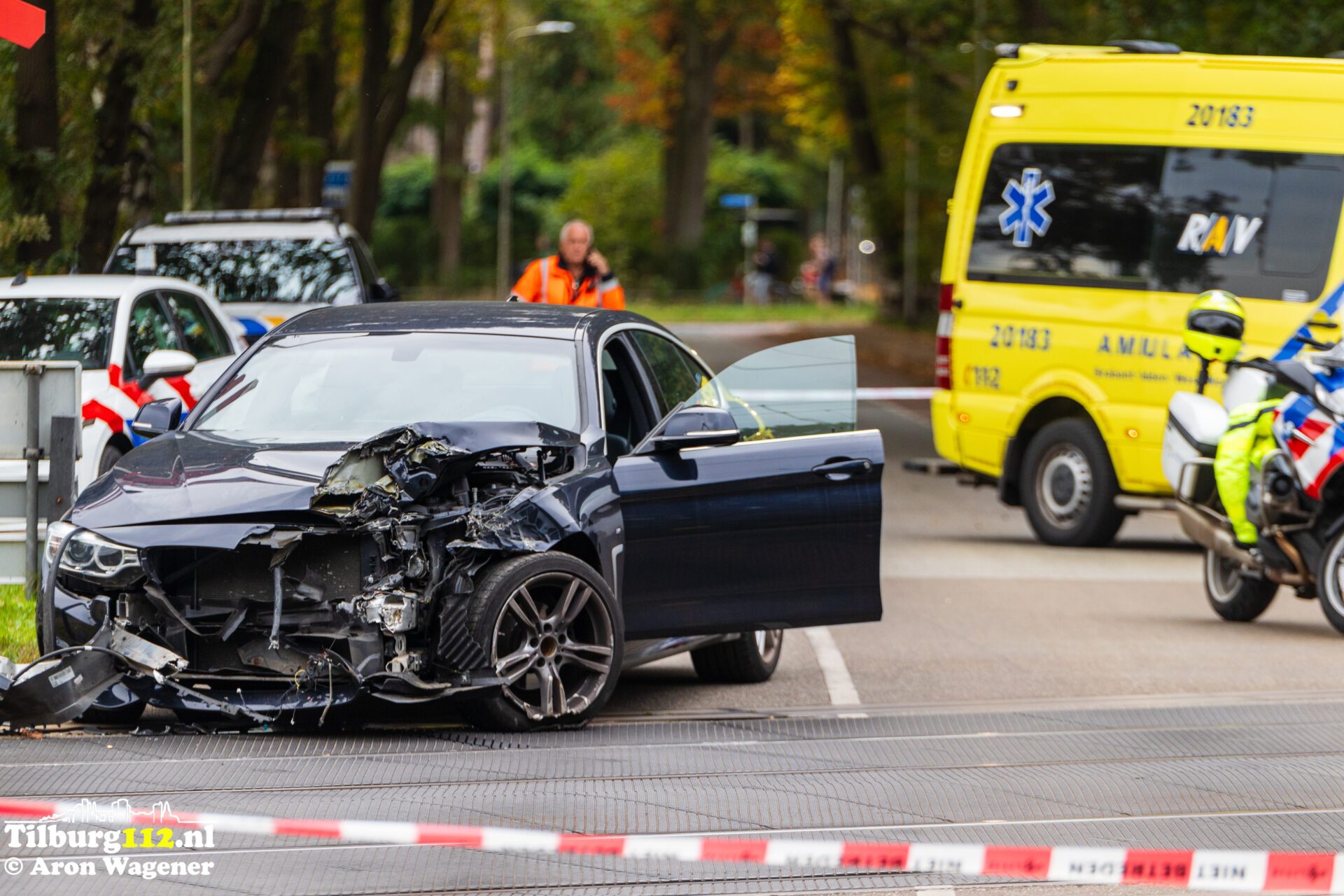 Auto botst tegen trein, man gewond Zwartvenseweg Tilburg
