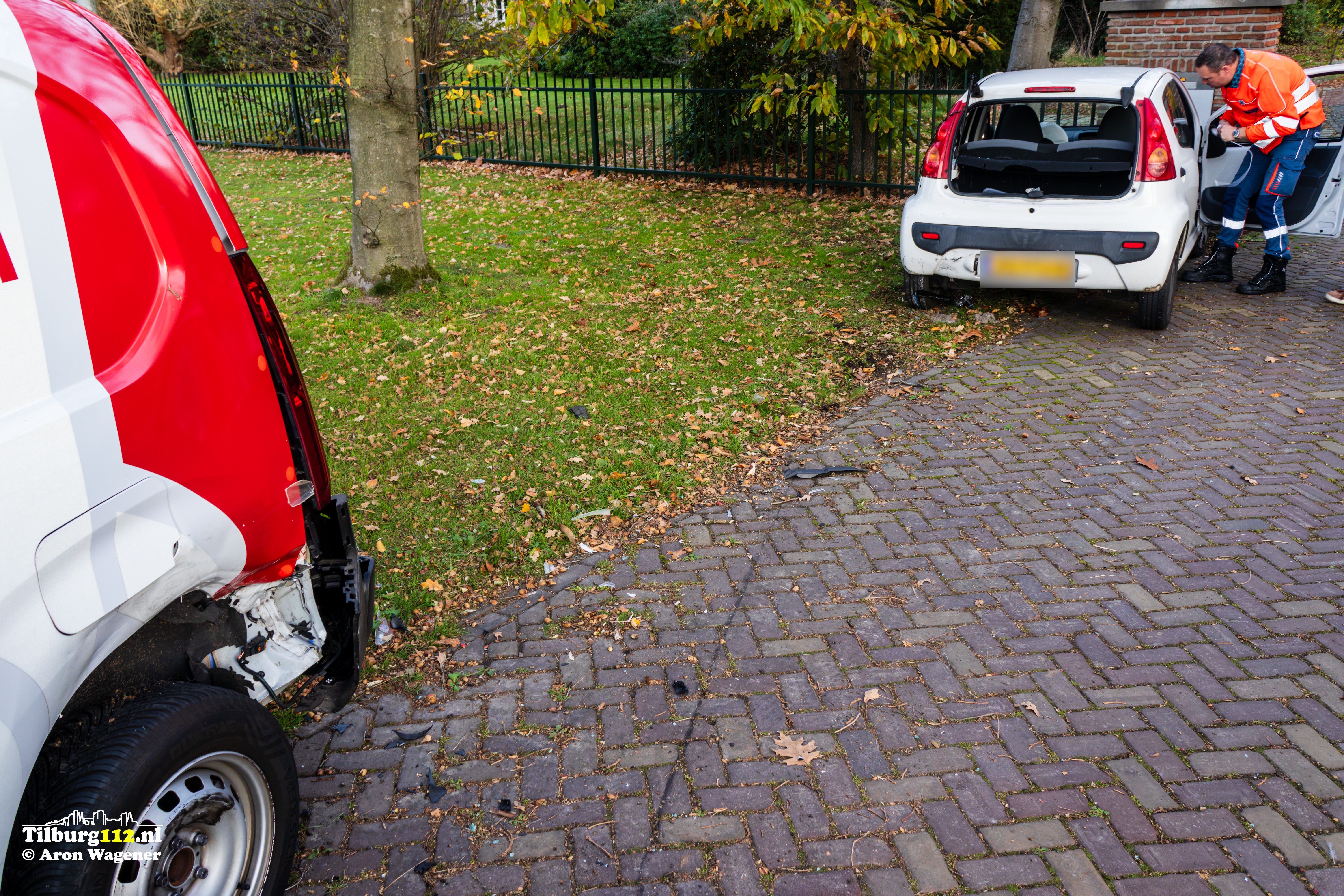 Auto van de weg door aanrijding met vrachtwagen