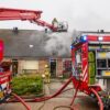 Woning zwaar beschadigd door felle brand, brandweer ontruimt naastgelegen huizen