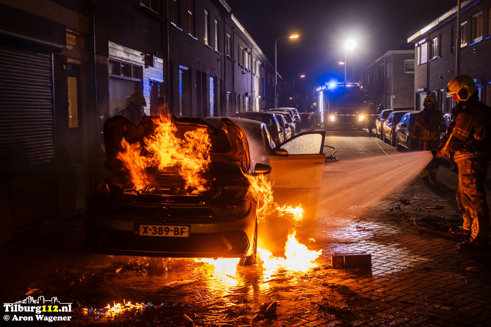 Vuurwerk belandt onder auto en verwoest twee auto’s Kasteeldreef Tilburg