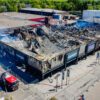 Grote schade na zeer grote brand bij woonwinkels in Waalwijk, brandweer nog bezig met nablussen